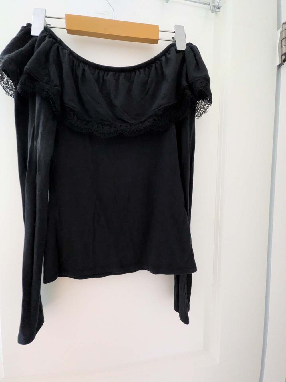 Hollister Black Off-Shoulder Long Sleeve Top with Lace Trim - Picture 2 of 2